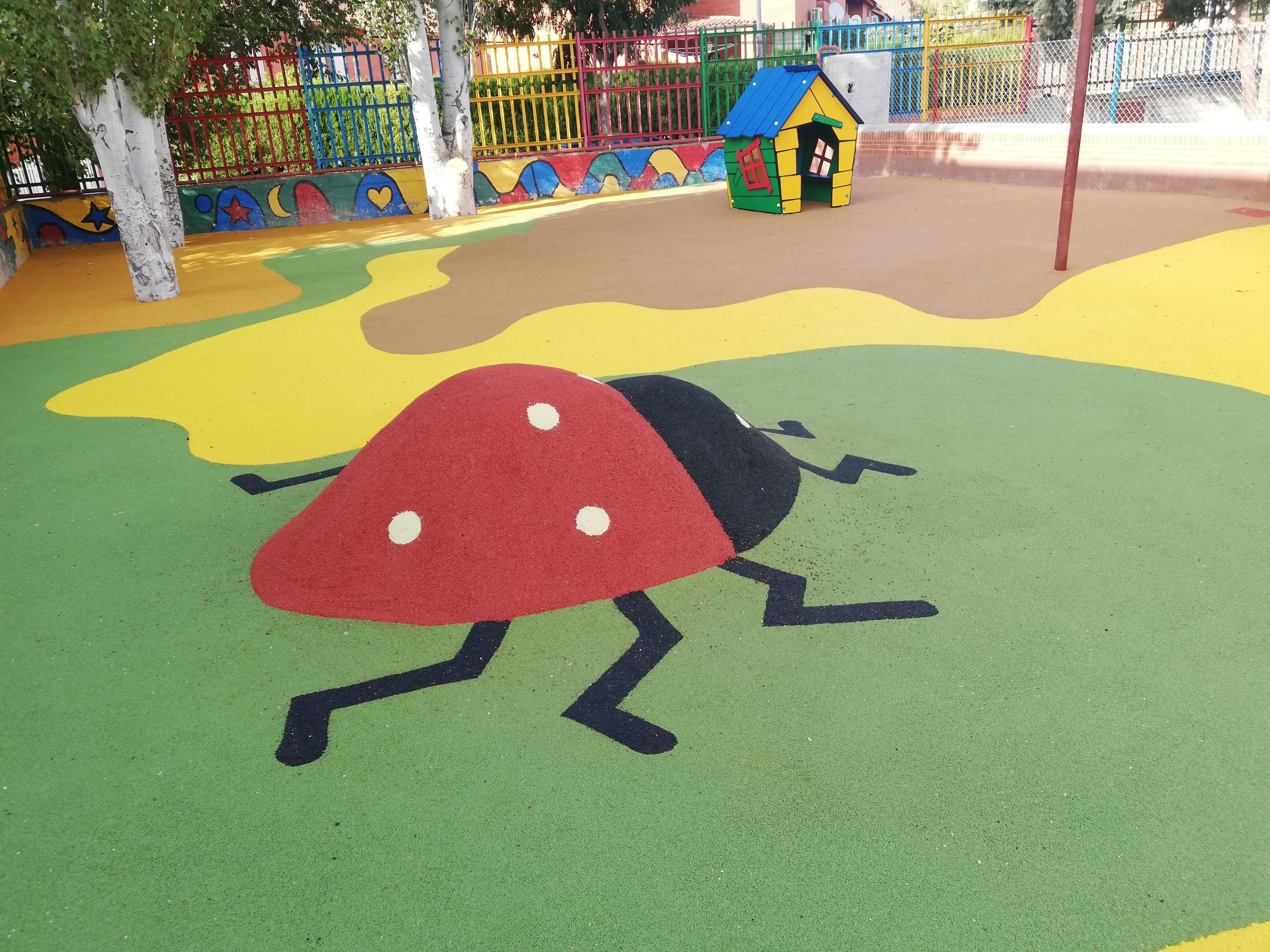 Beneficios de los suelos de caucho para parques infantiles